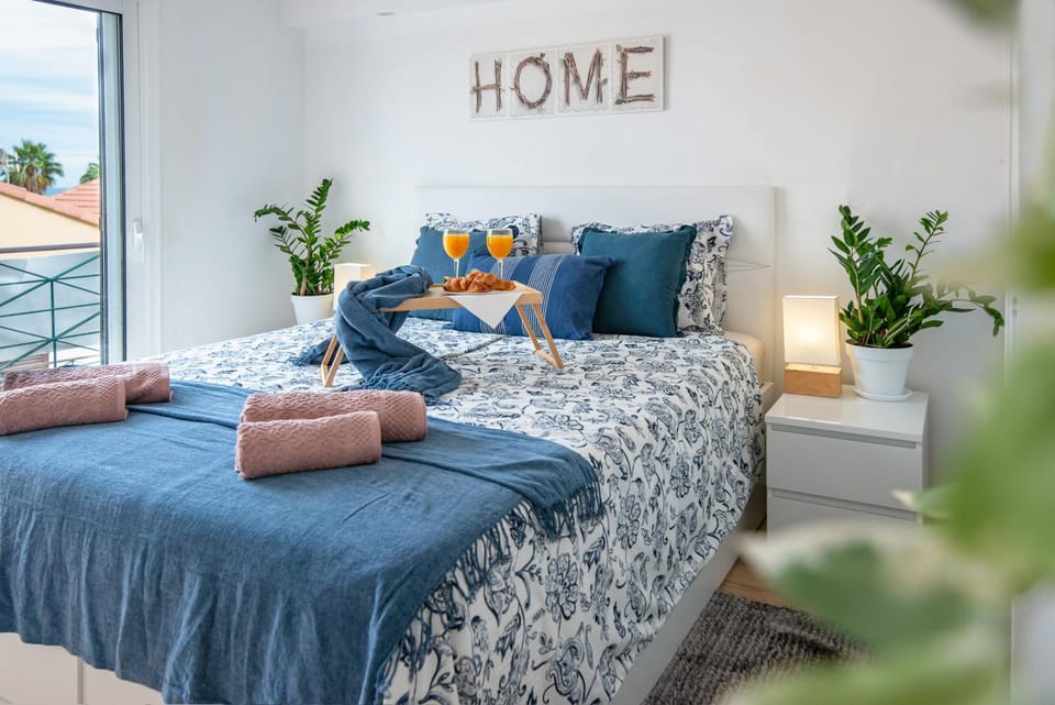 Bed, Photo of the whole room, Seating area, Bedroom