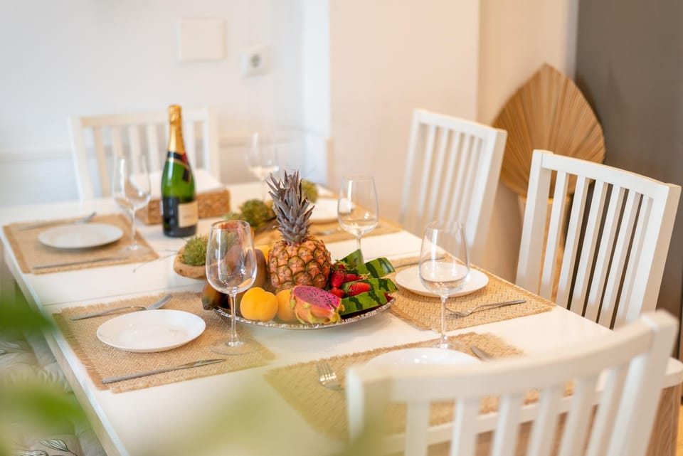 Food and drinks, Dining area, Food, Lunch, Dinner, Drinks, Alcoholic drinks