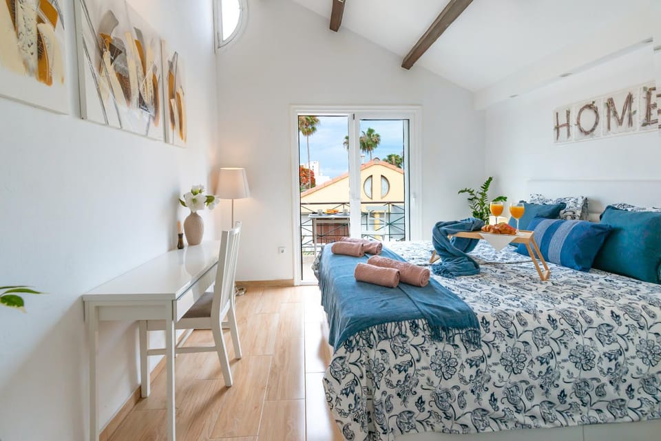Bed, Photo of the whole room, Seating area, Bedroom