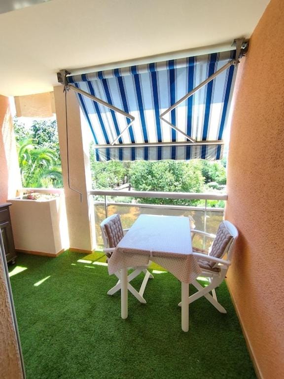 Les CHÊNES appartement climatisé avec terrasse à 8mn à pieds de la plage Apartment in Le Lavandou