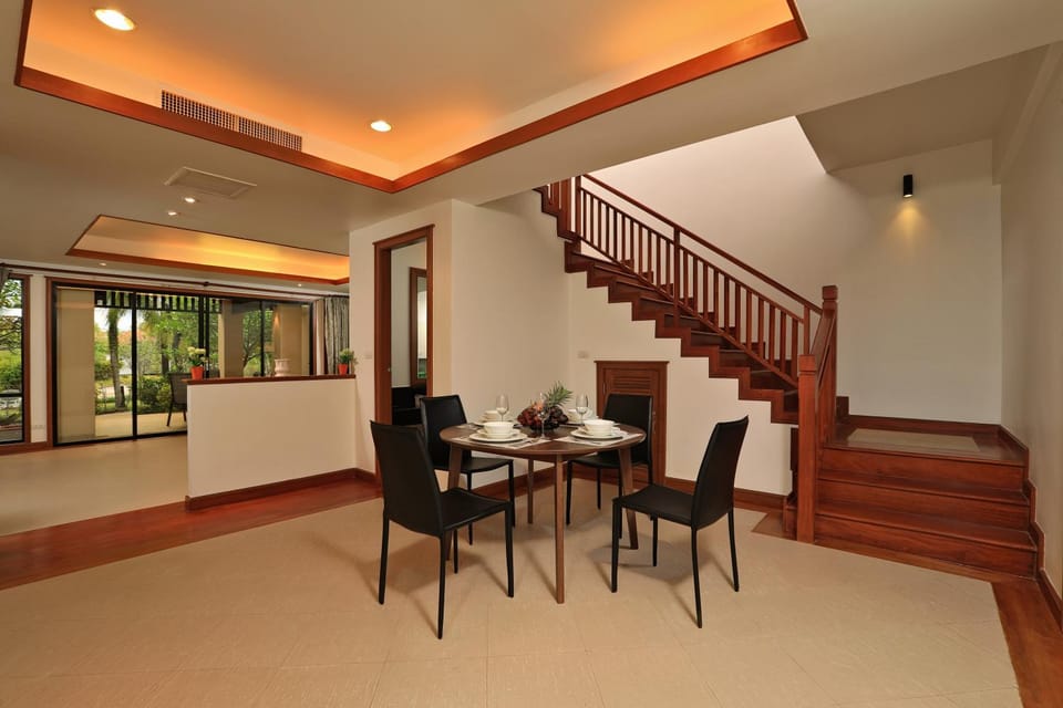 Seating area, Dining area