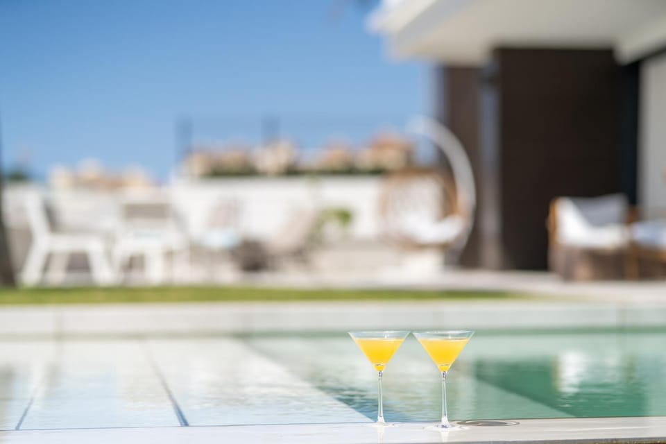Day, Swimming pool, Drinks