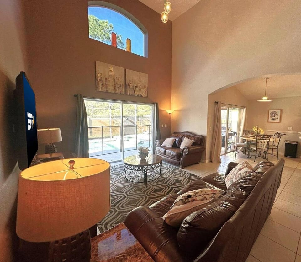 Comfort Home with BBQ, Private Pool & Hot tub House in Kissimmee