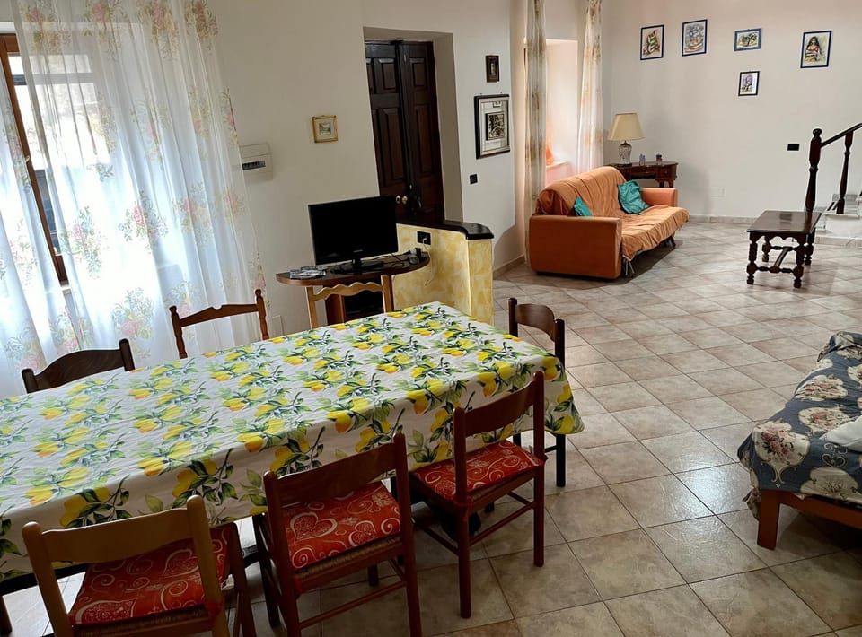 Communal lounge/ TV room, TV and multimedia, Living room, Dining area, Evening entertainment, Lunch