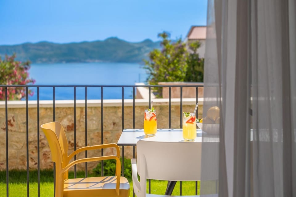 Day, Natural landscape, Balcony/Terrace, Mountain view, Sea view
