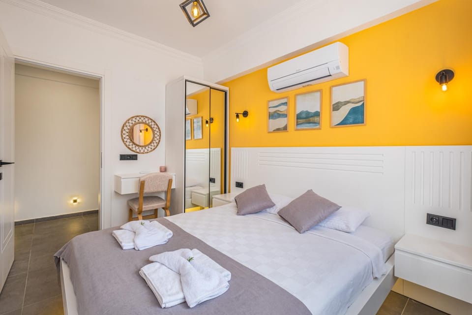 Bed, Bedroom, towels, air conditioner