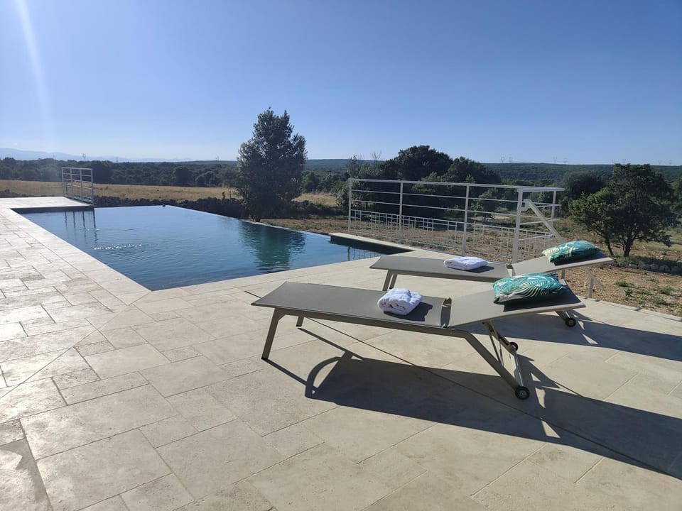 Day, Natural landscape, Balcony/Terrace, Swimming pool, sunbed