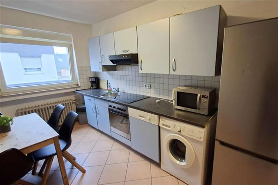 Kitchen or kitchenette, Dining area, oven, stove, washing machine