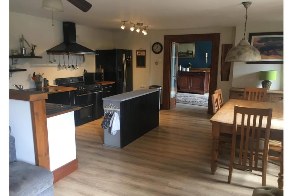 Kitchen or kitchenette, Dining area