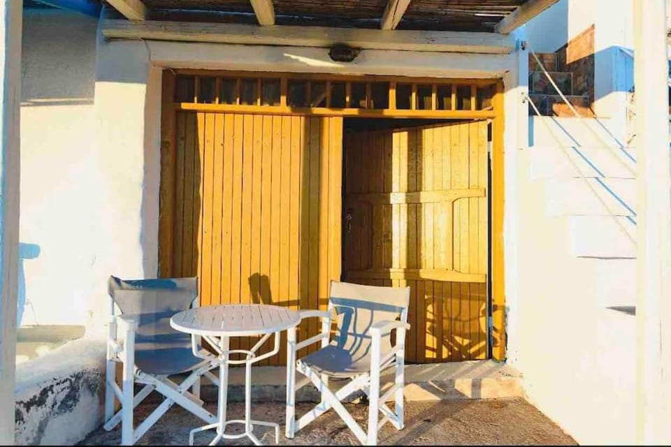 Traditional Syrma Nikos Apartment in Milos
