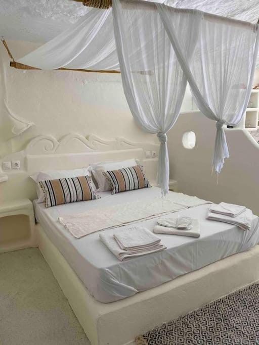Traditional Syrma Nikos Apartment in Milos