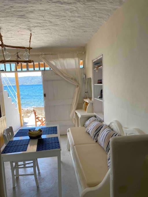 Traditional Syrma Nikos Apartment in Milos