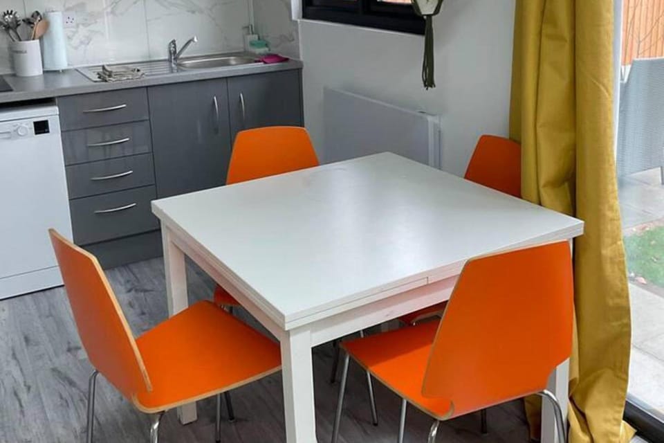 Studio - Sleeps 2 - Pet friendly - Parking Apartment in London