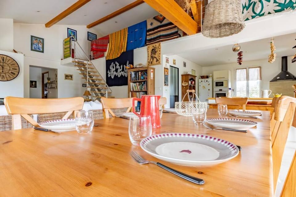 Kitchen or kitchenette, Seating area, Dining area