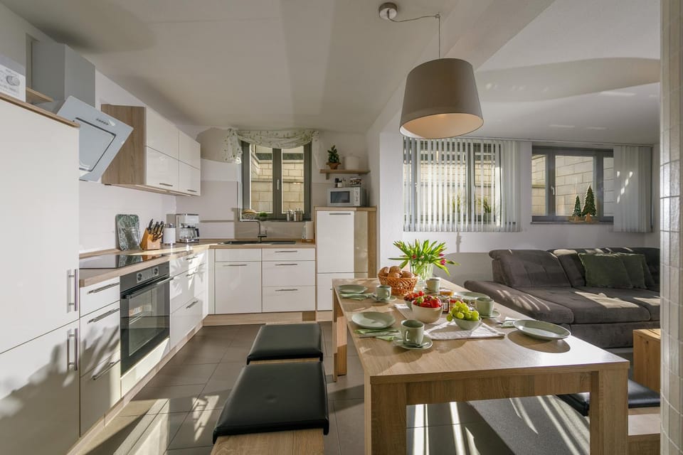 Kitchen or kitchenette, Seating area, stove