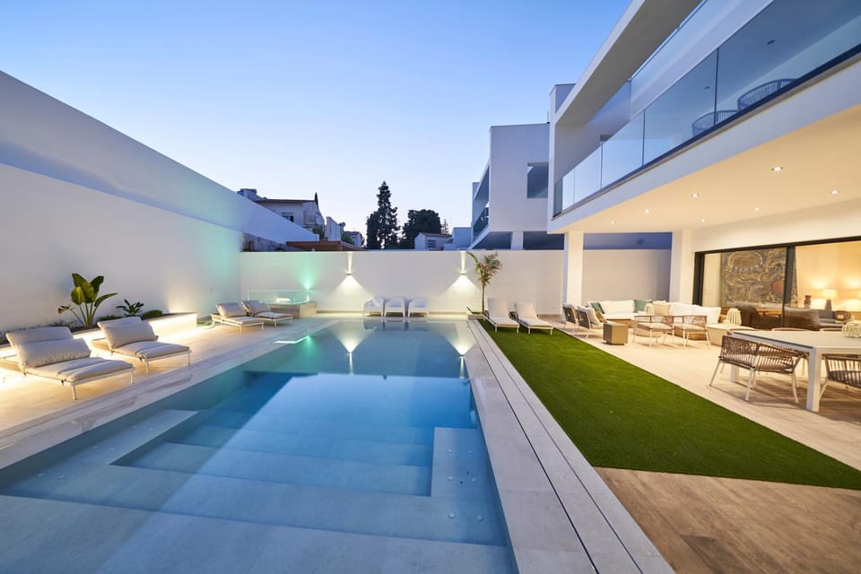 Patio, Hot Tub, Balcony/Terrace, Seating area, Pool view, Swimming pool, Sunset, sunbed