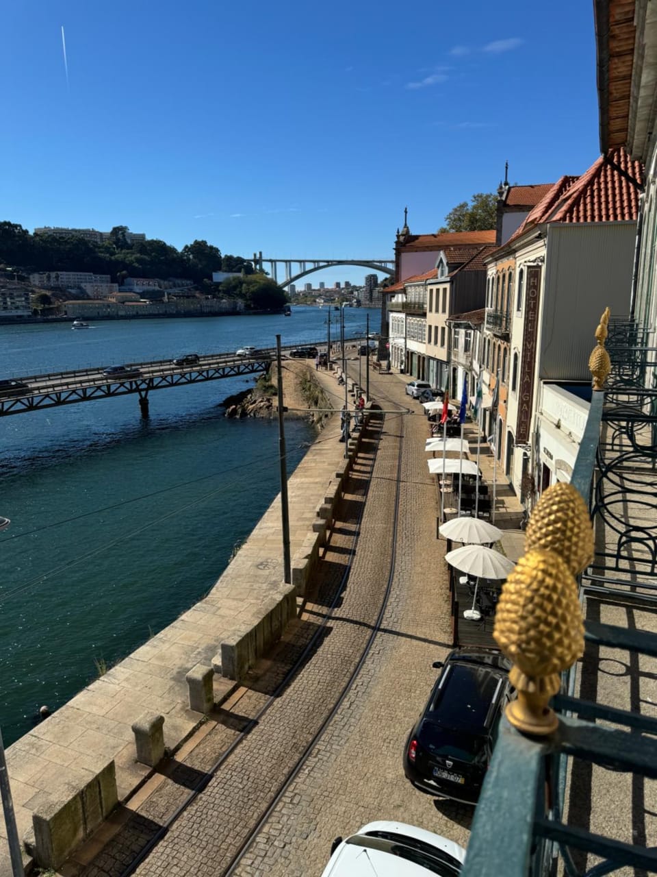 Property building, Day, Neighbourhood, Hiking, River view, Street view, Location, Parking