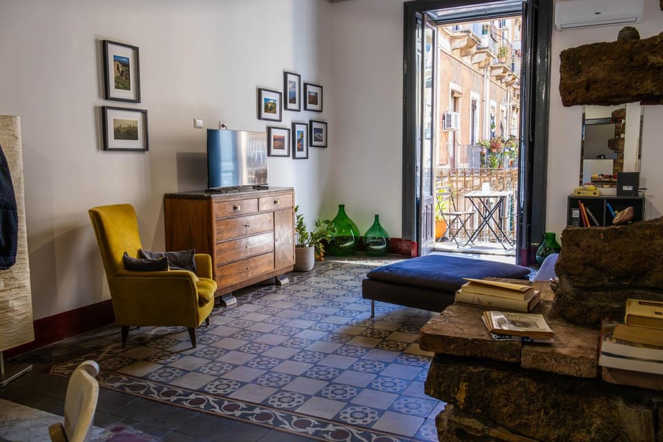 Library, TV and multimedia, View (from property/room), Living room, Seating area, Animals, Food, Pets, City view, Meals, Lunch, Dinner, Family, furniture, air conditioner