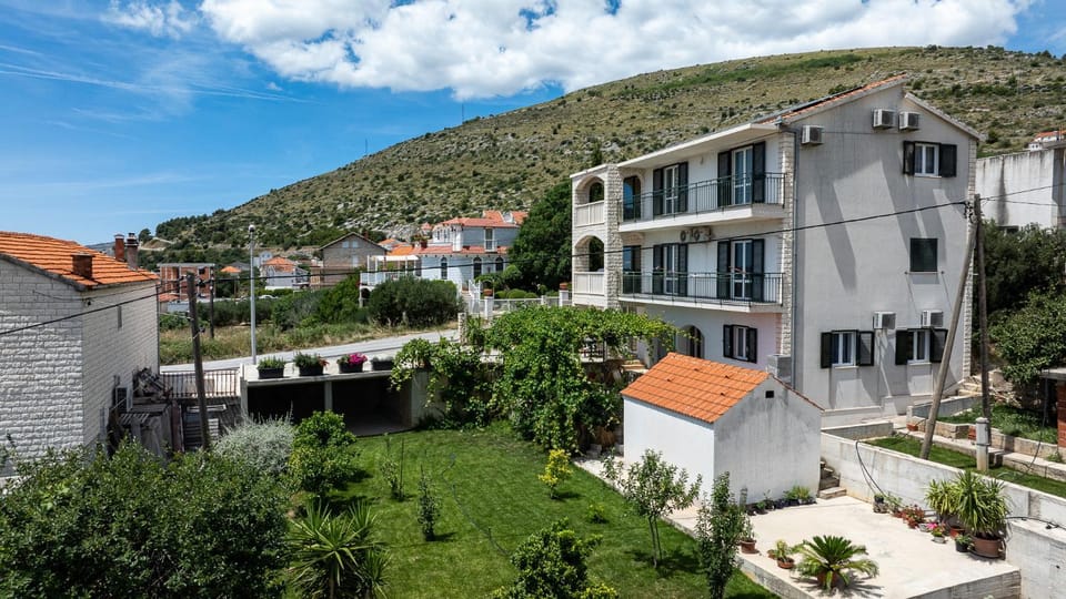 Property building, Day, Neighbourhood, Natural landscape, Garden, Garden view, Street view