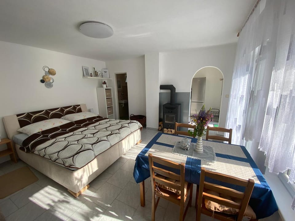 Bed, Living room, Photo of the whole room, Seating area, Dining area, Bedroom