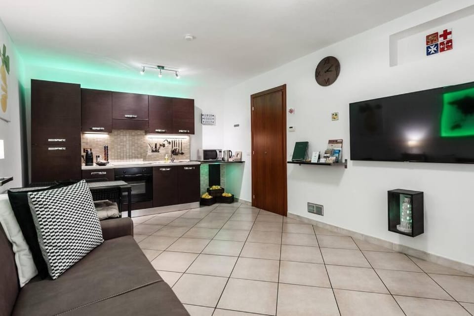 TV and multimedia, Kitchen or kitchenette, Living room, Seating area, Dining area