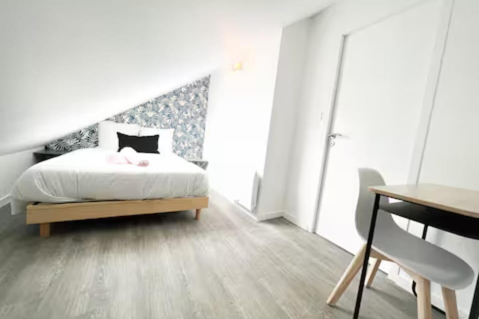 Bed, Seating area, Bedroom