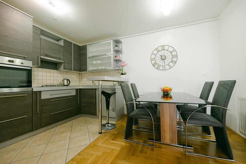 Kitchen or kitchenette, Dining area, dishwasher, pet friendly, stove