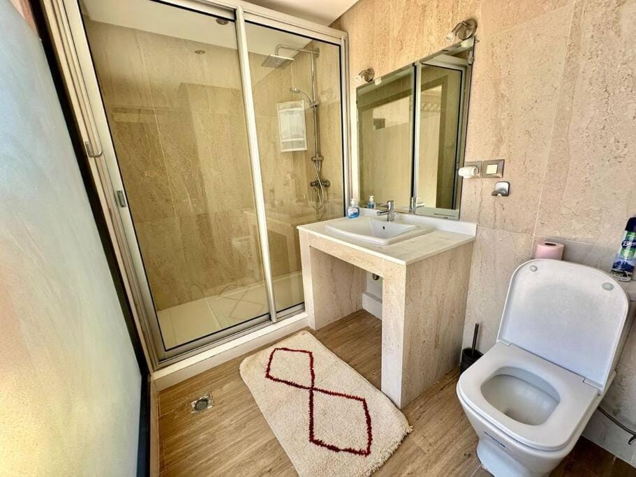 Shower, Toilet, Bathroom, towels