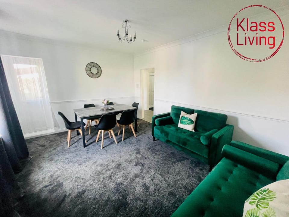 TV and multimedia, Living room, Decorative detail, Seating area, Dining area, Guests, group of guests, Family
