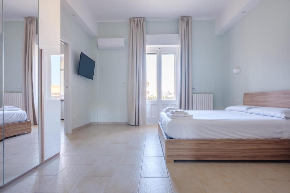 Bed, TV and multimedia, Photo of the whole room, Bedroom, towels, wardrobe