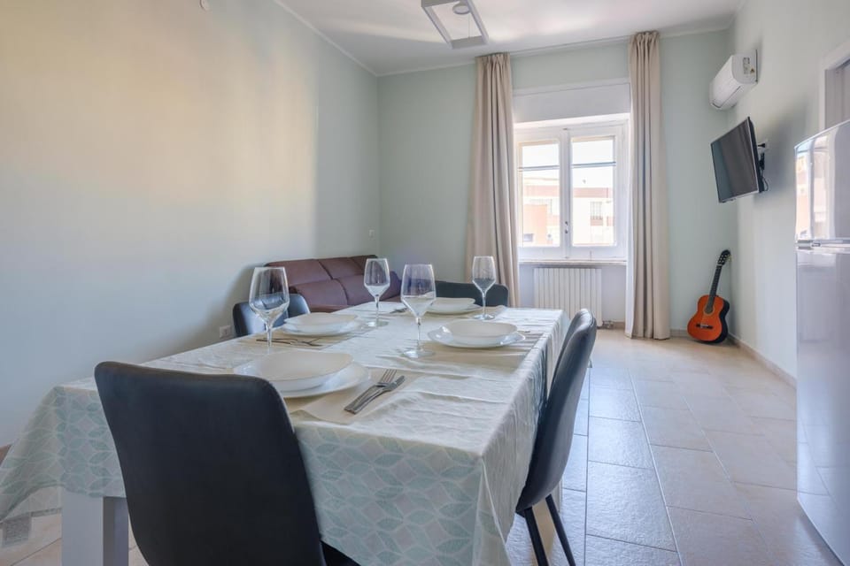 TV and multimedia, Living room, Seating area, Dining area