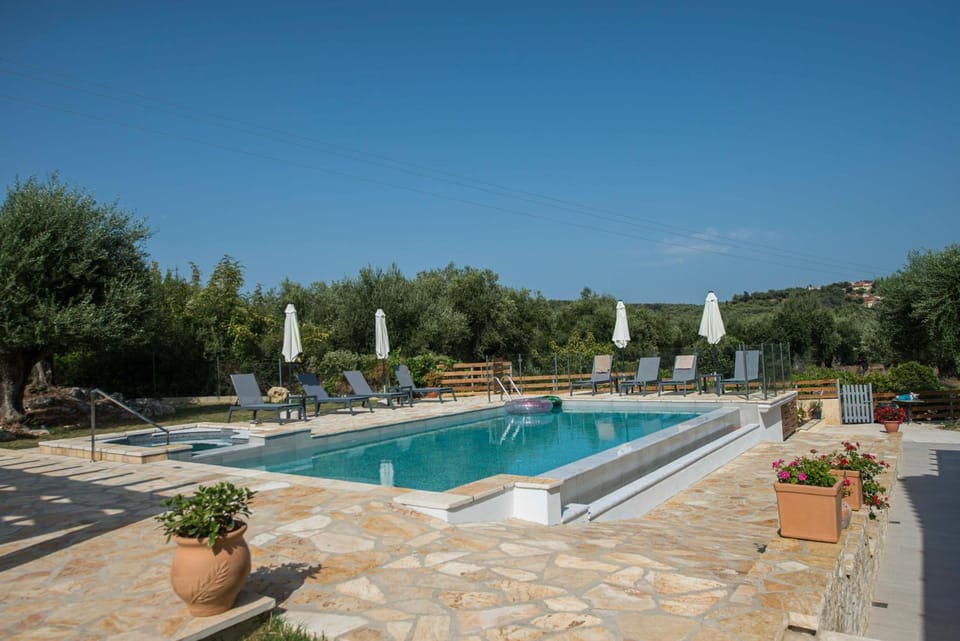 Patio, Swimming pool, sunbed