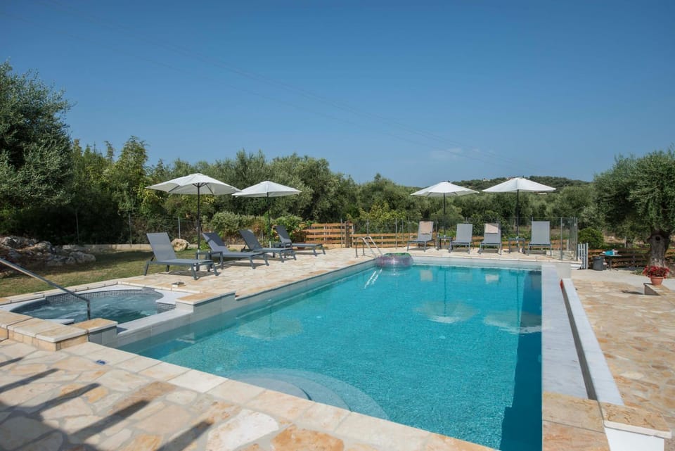 Patio, Swimming pool, sunbed