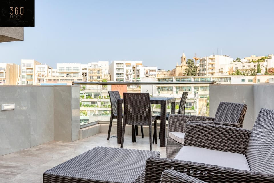 Property building, Patio, Day, View (from property/room), Balcony/Terrace, Living room, Seating area, Dining area, City view