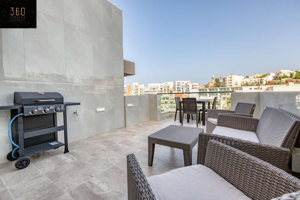 Patio, Communal lounge/ TV room, Day, BBQ facilities, View (from property/room), Balcony/Terrace, Living room, Seating area, Dining area, Evening entertainment