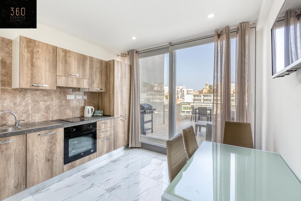 View (from property/room), Balcony/Terrace, Kitchen or kitchenette, Dining area, minibar, oven, pet friendly, stove
