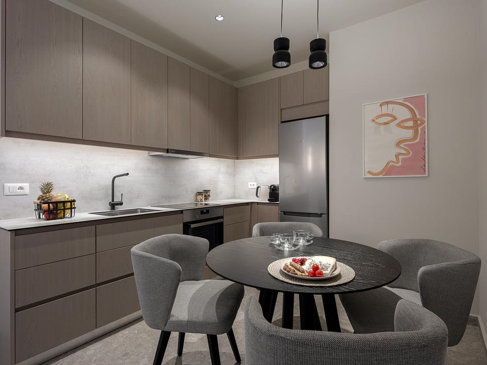 Kitchen or kitchenette, Dining area