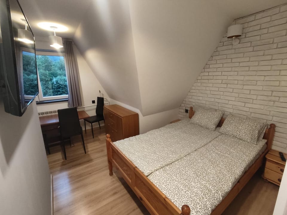 Bed, TV and multimedia, Photo of the whole room, Bedroom, hair dresser