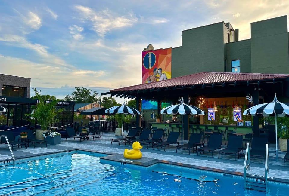 Property building, Balcony/Terrace, Lounge or bar, Evening entertainment, Pool view, Swimming pool, Swimming pool, sunbed