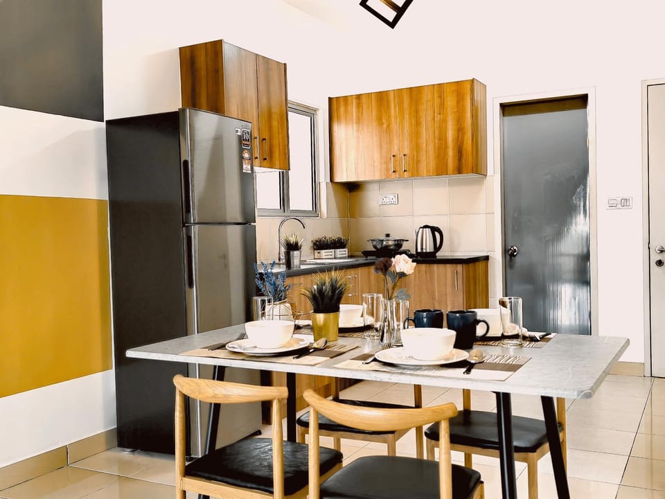 Kitchen or kitchenette, Dining area, minibar