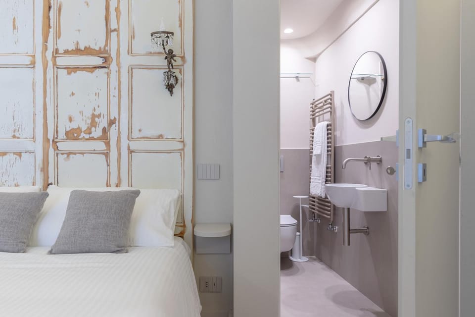 Shower, Toilet, Bed, Bathroom, Photo of the whole room, Bedroom, Bath, bidet, towels