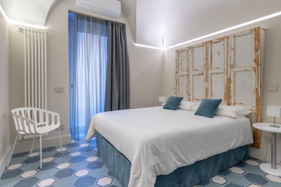 Bed, Living room, Photo of the whole room, Seating area, Bedroom