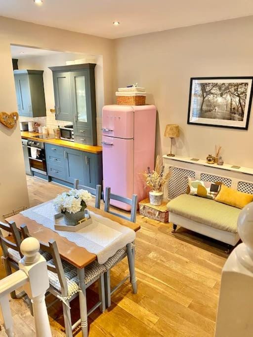 Kitchen or kitchenette, Seating area, Dining area