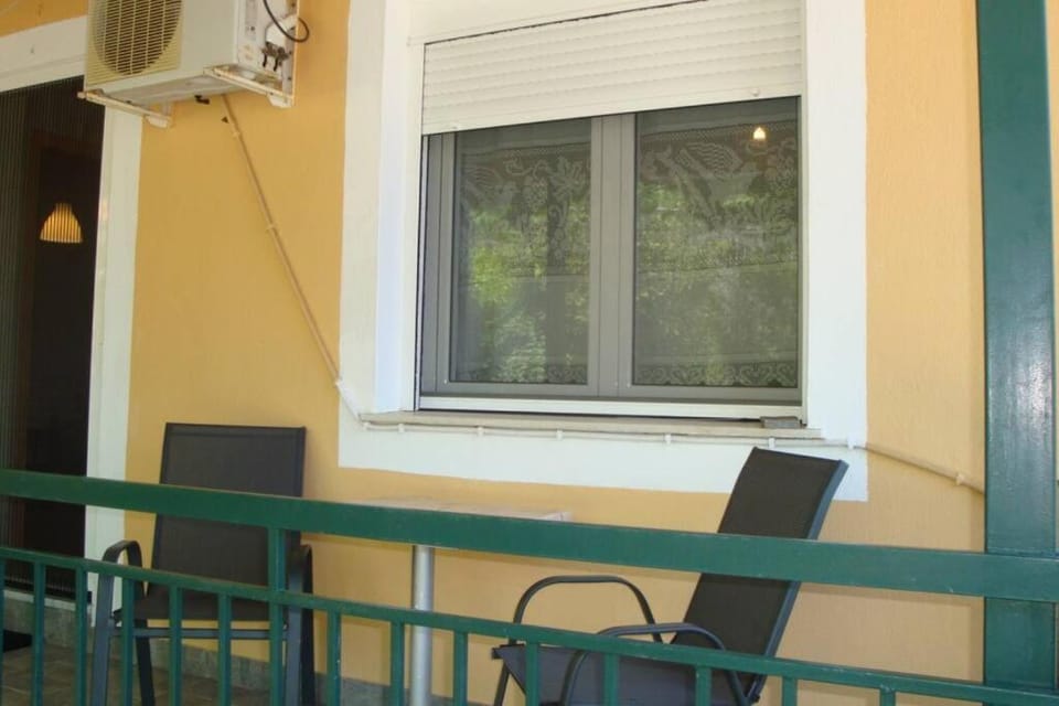 Property building, Balcony/Terrace, Dining area