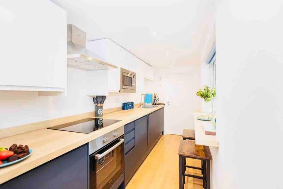 Sleeps 4 The Lovely Lymington Lock off Apartment in Lymington