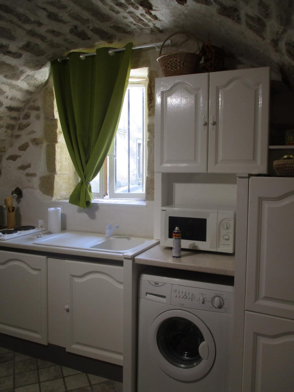 Kitchen or kitchenette, minibar, stove, washing machine
