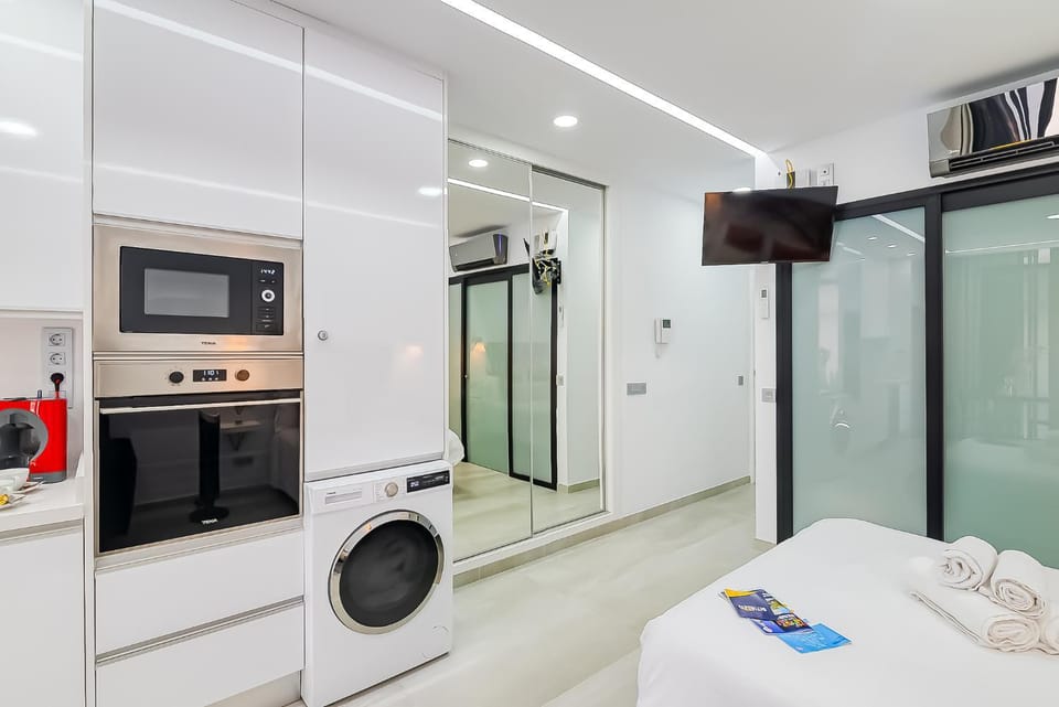 Bed, Kitchen or kitchenette, Photo of the whole room, Bedroom, stove, washing machine, air conditioner