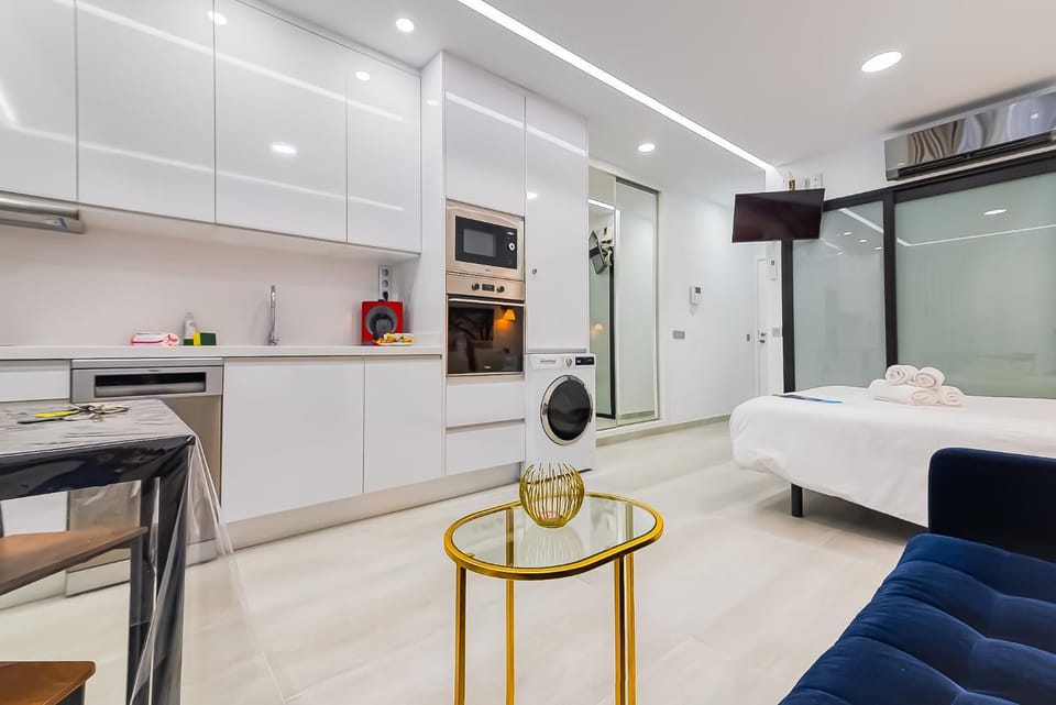 Bed, TV and multimedia, Kitchen or kitchenette, Living room, Photo of the whole room, Seating area, Dining area, Bedroom, air conditioner