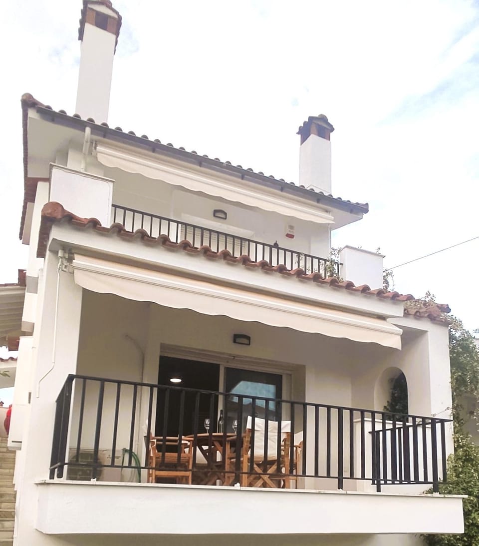 Property building, Patio, Balcony/Terrace