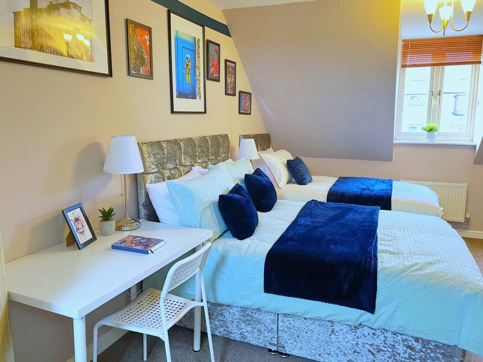 Bed, Living room, Photo of the whole room, Seating area, Bedroom